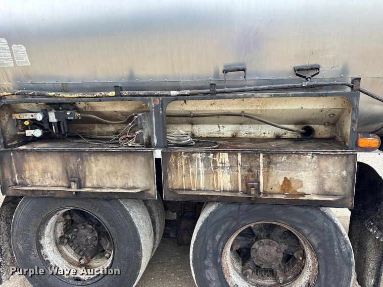 image for item FK1470 1992 Ford L8000 oil distributor truck