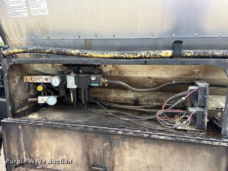 image for item FK1470 1992 Ford L8000 oil distributor truck