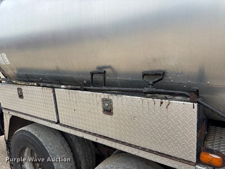 image for item FK1470 1992 Ford L8000 oil distributor truck