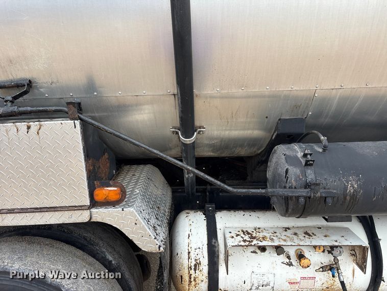 image for item FK1470 1992 Ford L8000 oil distributor truck