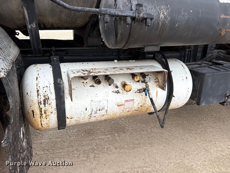image for item FK1470 1992 Ford L8000 oil distributor truck