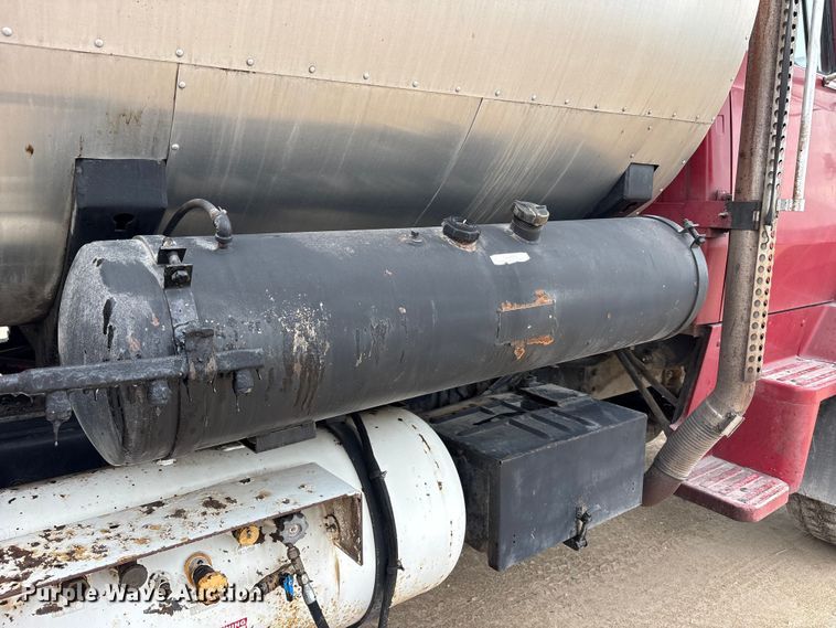 image for item FK1470 1992 Ford L8000 oil distributor truck