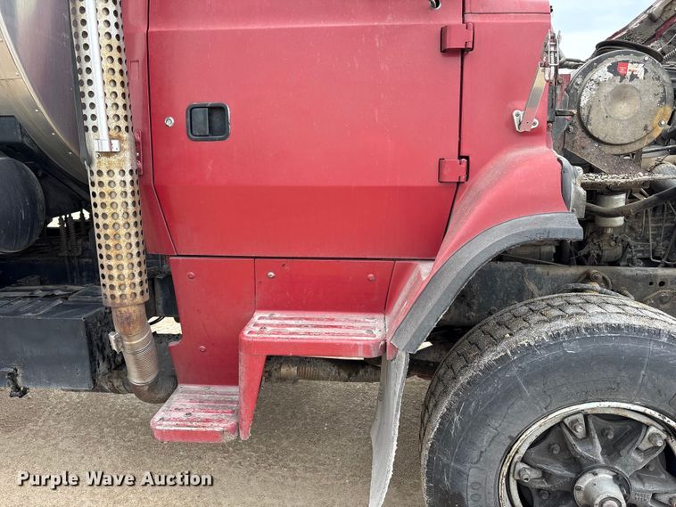 image for item FK1470 1992 Ford L8000 oil distributor truck