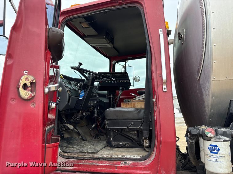 image for item FK1470 1992 Ford L8000 oil distributor truck