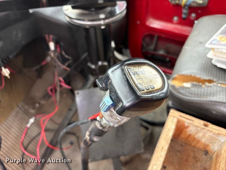 image for item FK1470 1992 Ford L8000 oil distributor truck