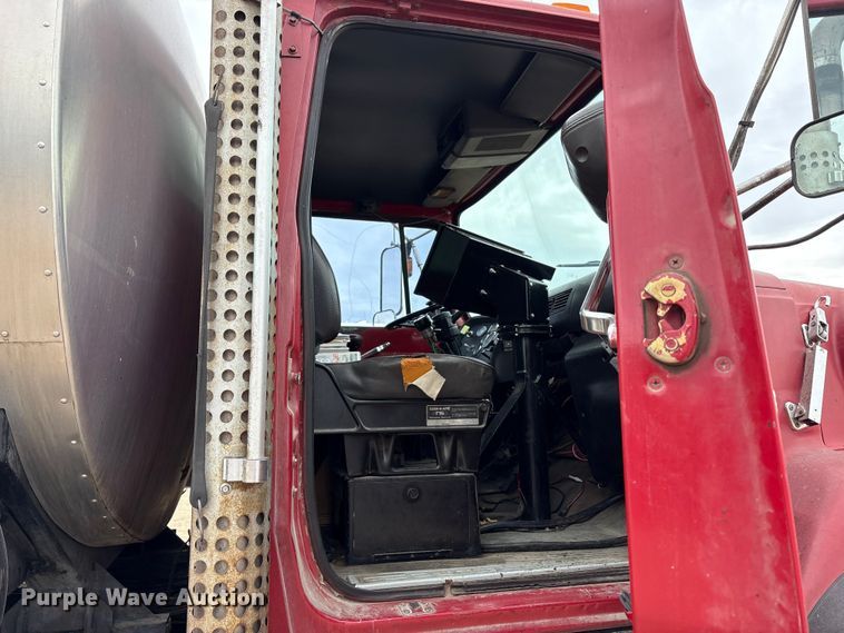 image for item FK1470 1992 Ford L8000 oil distributor truck