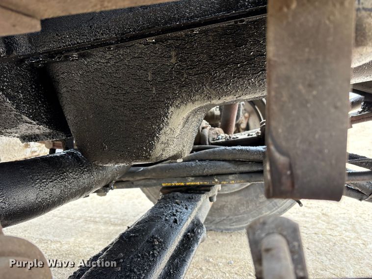 image for item FK1470 1992 Ford L8000 oil distributor truck