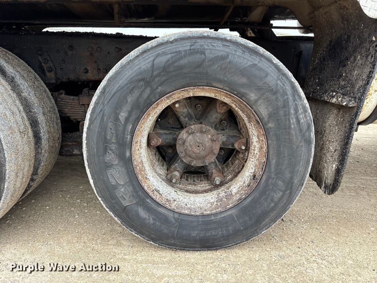 image for item FK1470 1992 Ford L8000 oil distributor truck
