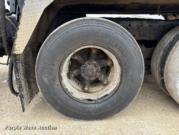 image for item FK1470 1992 Ford L8000 oil distributor truck