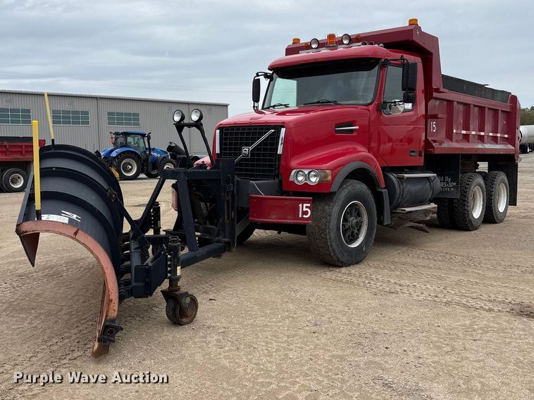 image for item FK1472 2003 Volvo VHD dump truck