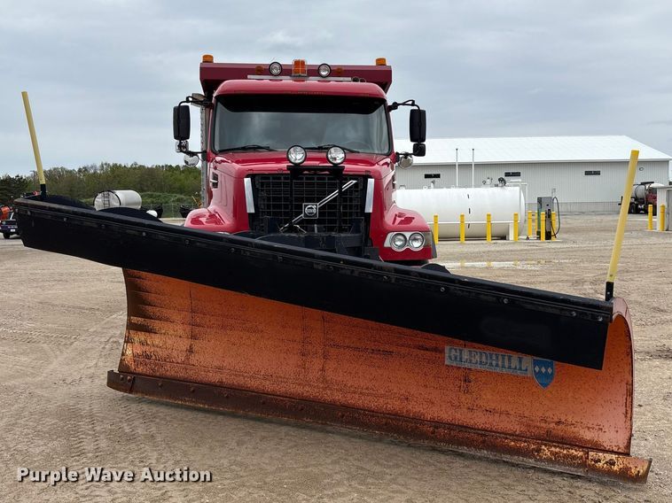 image for item FK1472 2003 Volvo VHD dump truck