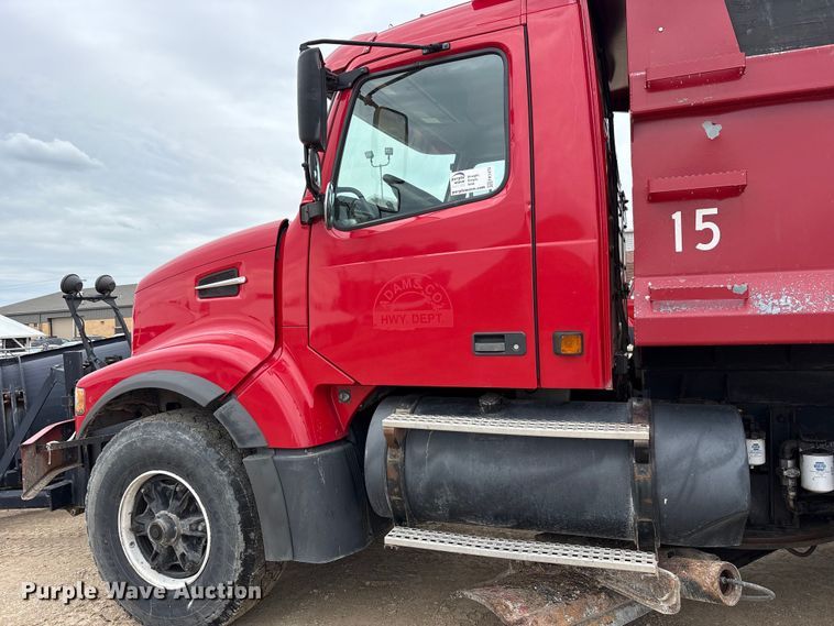 image for item FK1472 2003 Volvo VHD dump truck