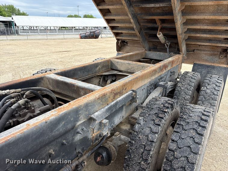 image for item FK1472 2003 Volvo VHD dump truck