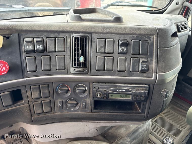 image for item FK1472 2003 Volvo VHD dump truck