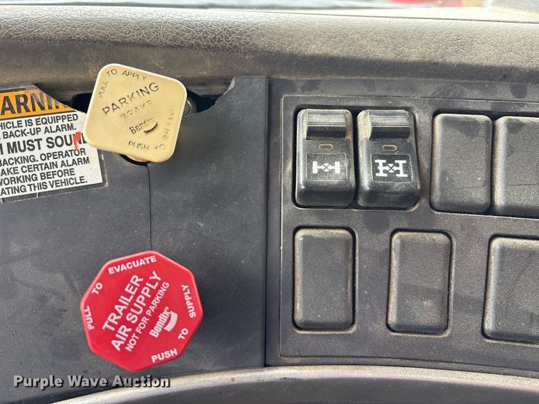 image for item FK1472 2003 Volvo VHD dump truck