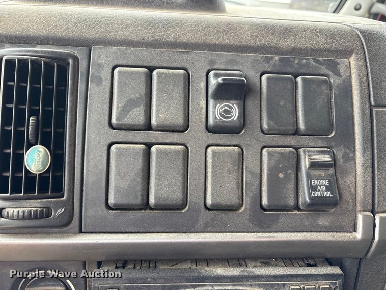 image for item FK1472 2003 Volvo VHD dump truck