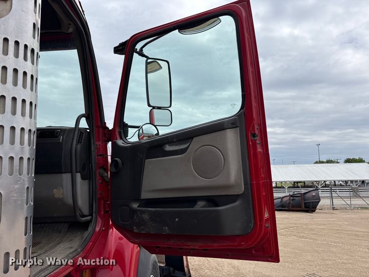 image for item FK1472 2003 Volvo VHD dump truck