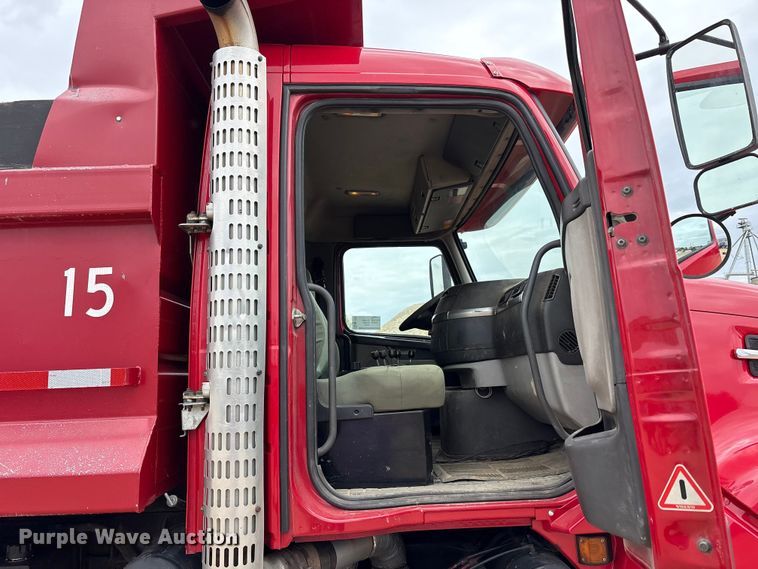 image for item FK1472 2003 Volvo VHD dump truck