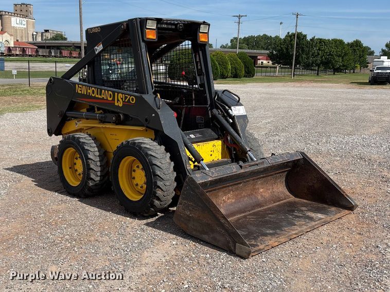 image for item FK2607 2003 New Holland LS170 skid steer loader