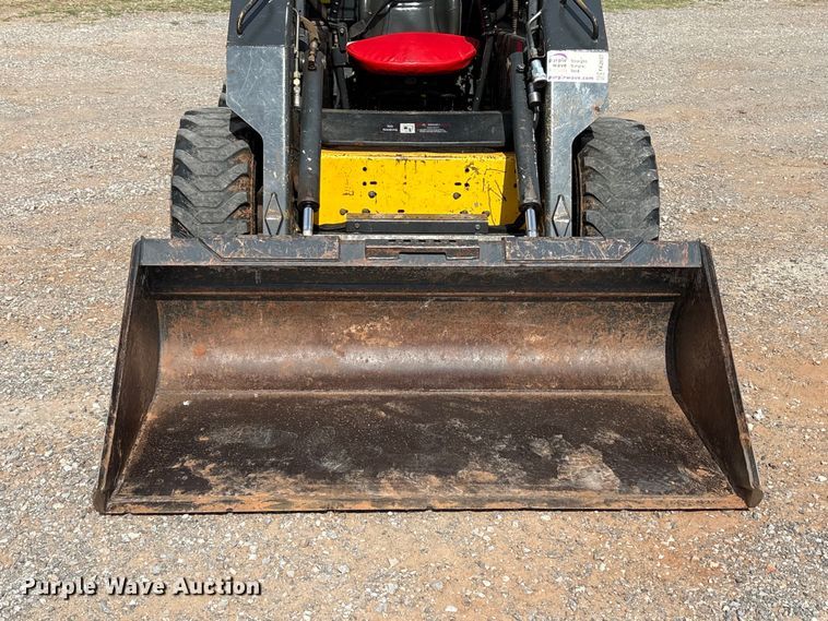 image for item FK2607 2003 New Holland LS170 skid steer loader