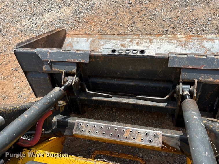 image for item FK2607 2003 New Holland LS170 skid steer loader