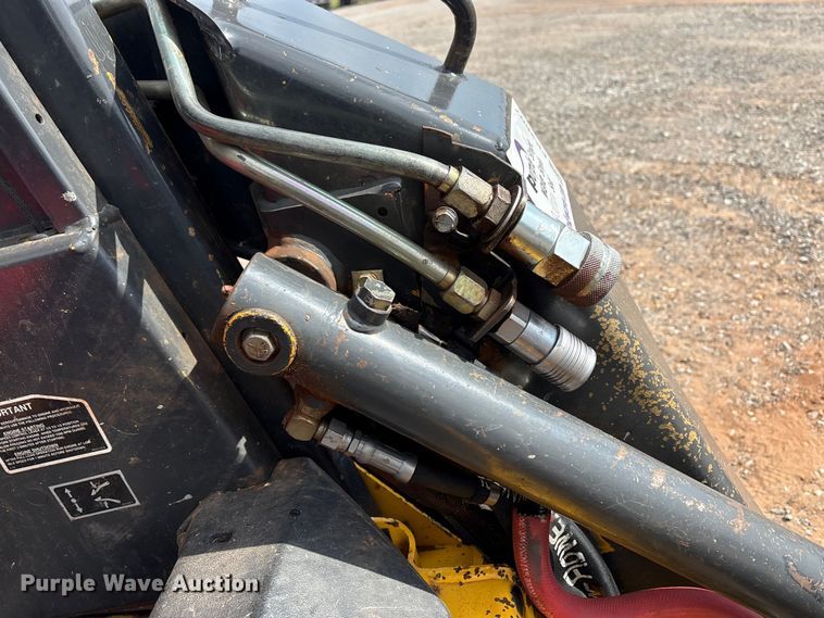 image for item FK2607 2003 New Holland LS170 skid steer loader