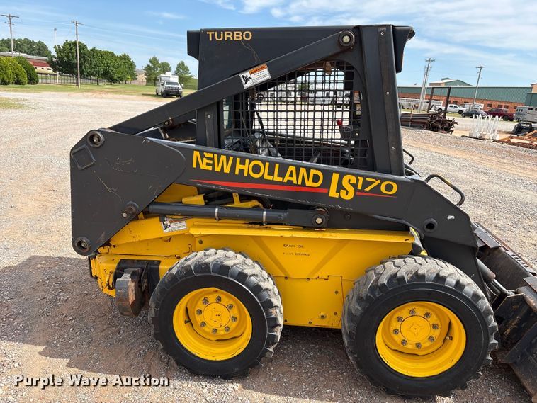 image for item FK2607 2003 New Holland LS170 skid steer loader