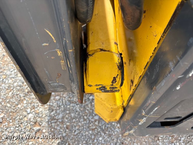 image for item FK2607 2003 New Holland LS170 skid steer loader