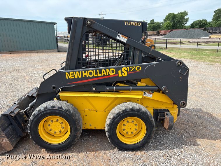image for item FK2607 2003 New Holland LS170 skid steer loader