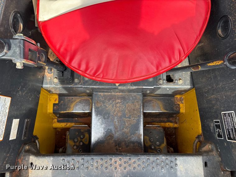 image for item FK2607 2003 New Holland LS170 skid steer loader