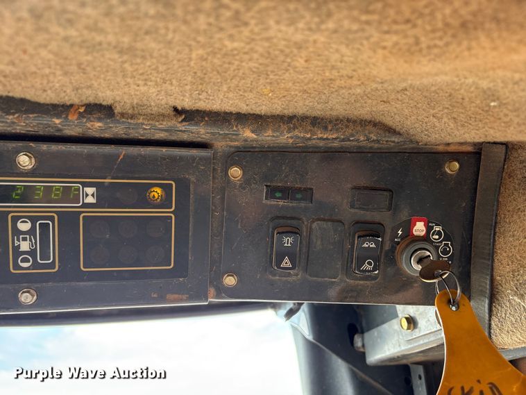 image for item FK2607 2003 New Holland LS170 skid steer loader