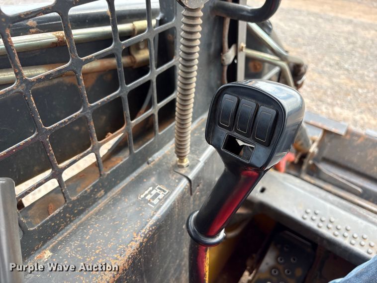 image for item FK2607 2003 New Holland LS170 skid steer loader