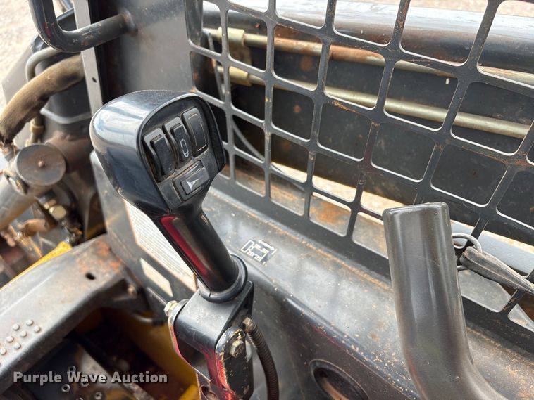 image for item FK2607 2003 New Holland LS170 skid steer loader