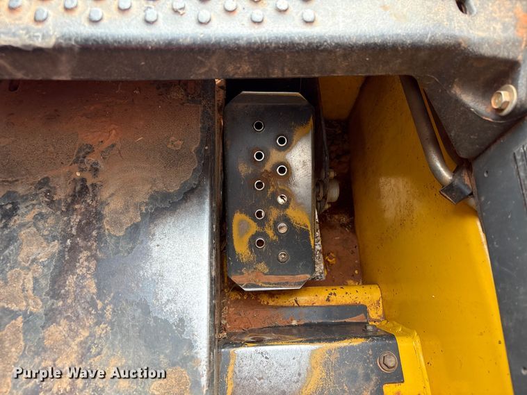 image for item FK2607 2003 New Holland LS170 skid steer loader