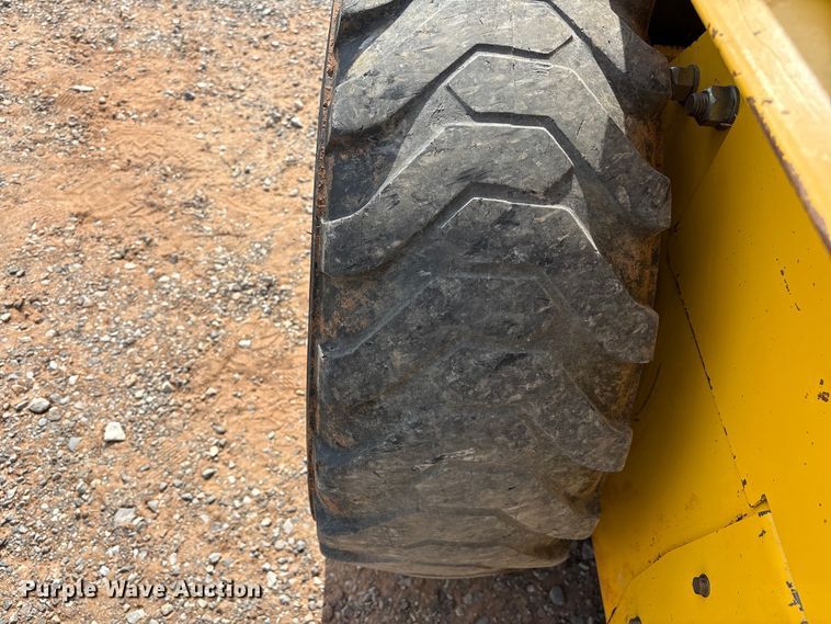 image for item FK2607 2003 New Holland LS170 skid steer loader