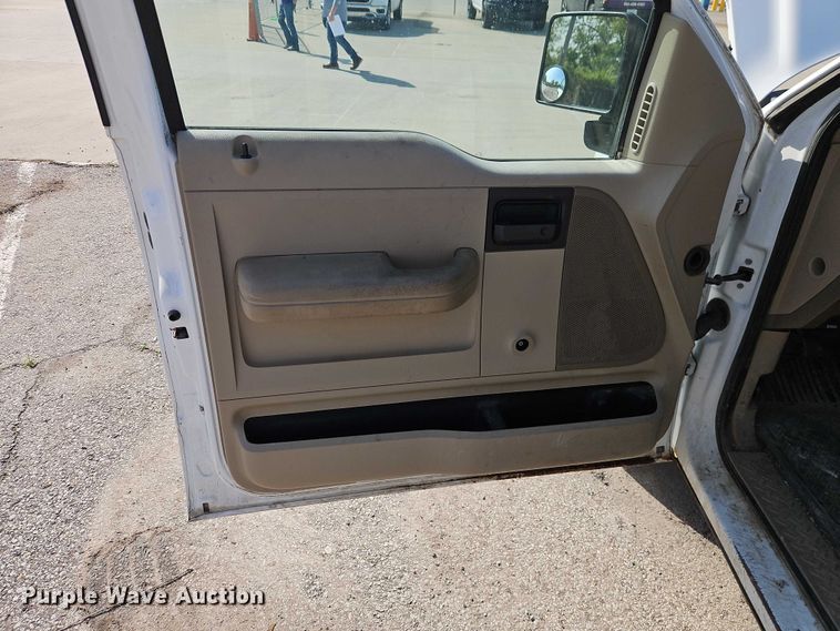 image for item FN5630 2006 Ford F150 Ext. Cab pickup truck