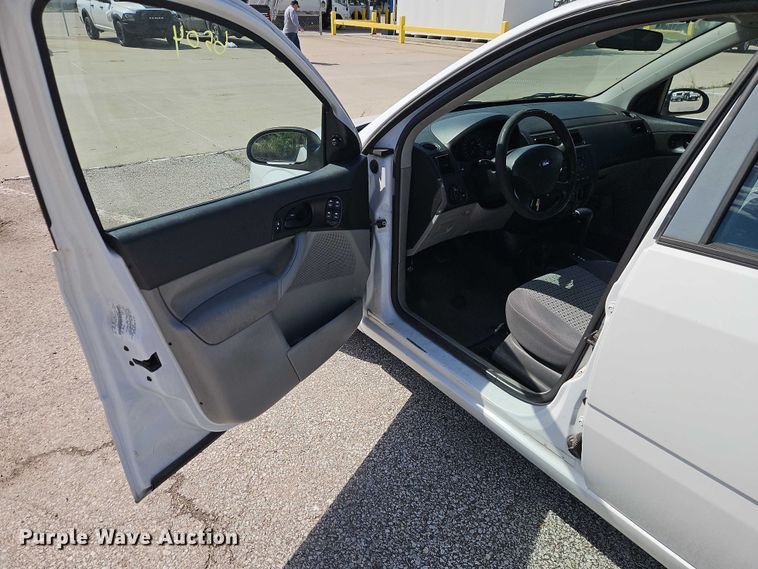 image for item FN5637 2007 Ford Focus ZX4 
