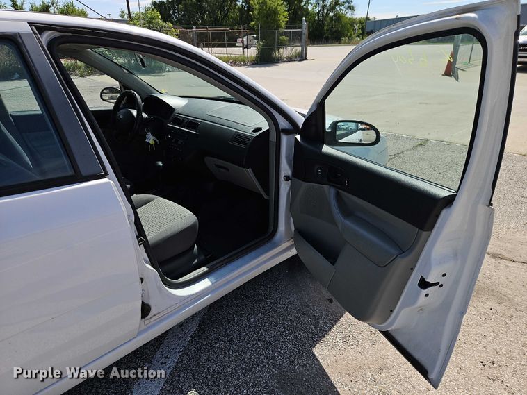 image for item FN5637 2007 Ford Focus ZX4 