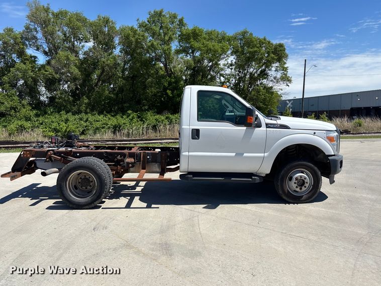 image for item FN5649 2016 Ford F350 pickup truck cab and chassis
