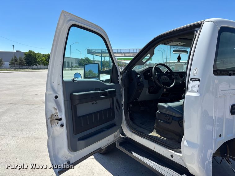 image for item FN5649 2016 Ford F350 pickup truck cab and chassis