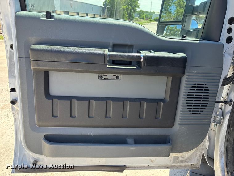 image for item FN5649 2016 Ford F350 pickup truck cab and chassis