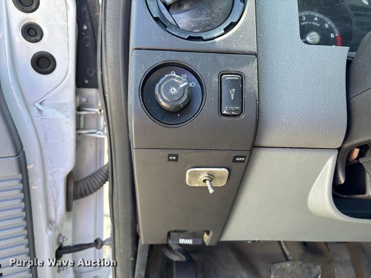 image for item FN5649 2016 Ford F350 pickup truck cab and chassis