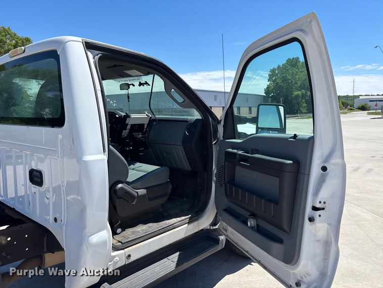 image for item FN5649 2016 Ford F350 pickup truck cab and chassis