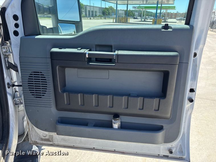 image for item FN5649 2016 Ford F350 pickup truck cab and chassis