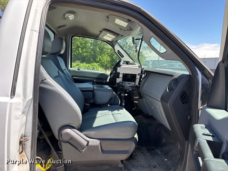 image for item FN5649 2016 Ford F350 pickup truck cab and chassis