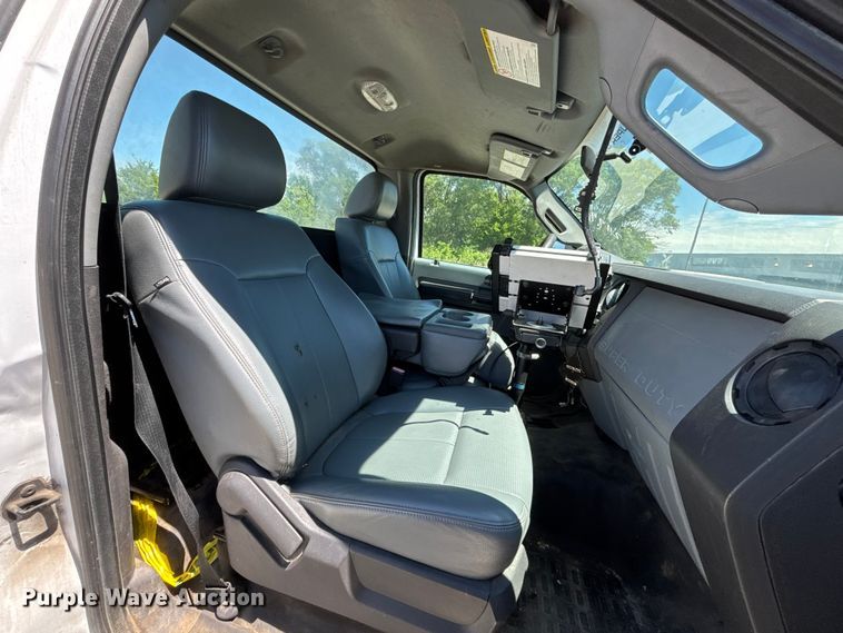 image for item FN5649 2016 Ford F350 pickup truck cab and chassis