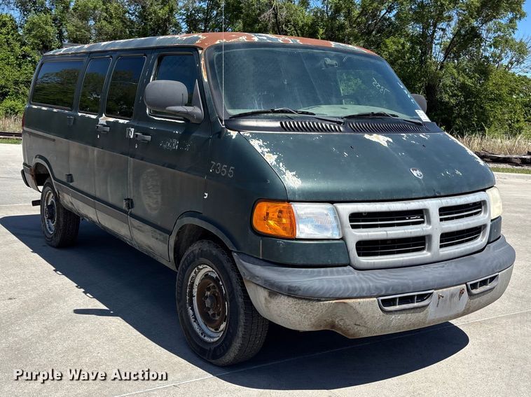 image for item FN5653 2001 Dodge Ram Van 3500 car carrier