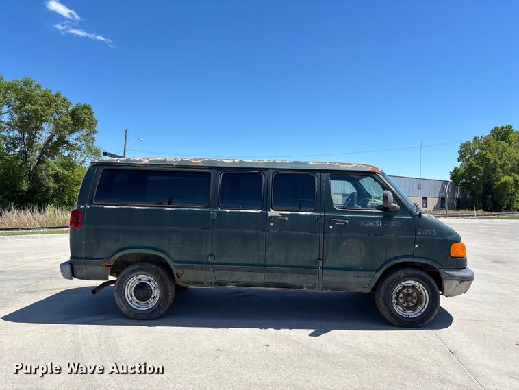 image for item FN5653 2001 Dodge Ram Van 3500 car carrier