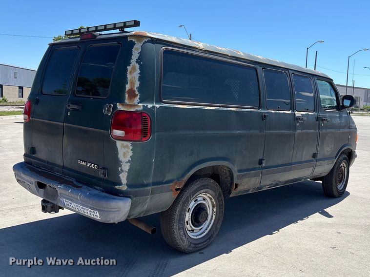 image for item FN5653 2001 Dodge Ram Van 3500 car carrier