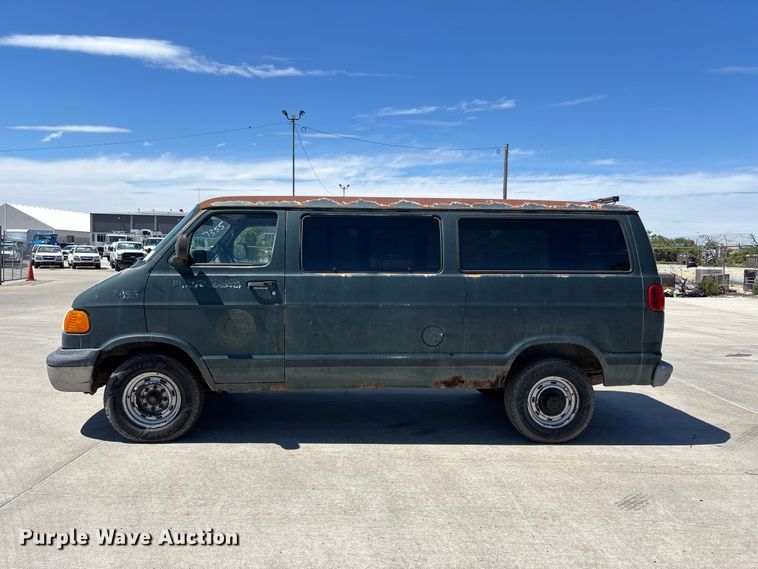 image for item FN5653 2001 Dodge Ram Van 3500 car carrier